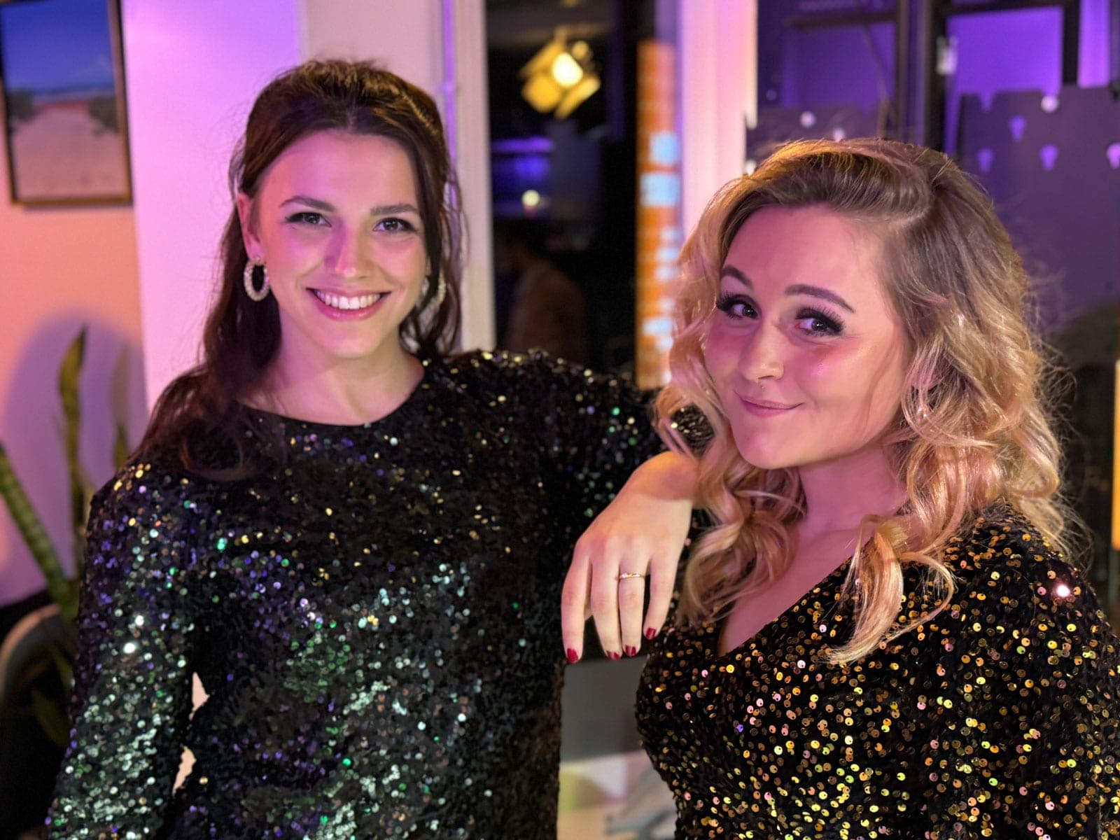 Twee zangers van de Muziekbingo in glitteroutfits